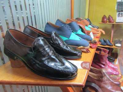 Sono esposti tanti tipi di scarpe, anche con colori piuttosto audaci